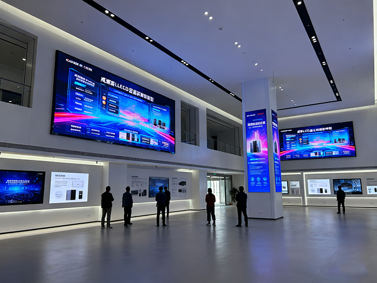 成都LED顯示屏應(yīng)用指南：商鋪門頭/會(huì)議大屏/舞臺(tái)租賃如何選？- 場(chǎng)景方案全解析